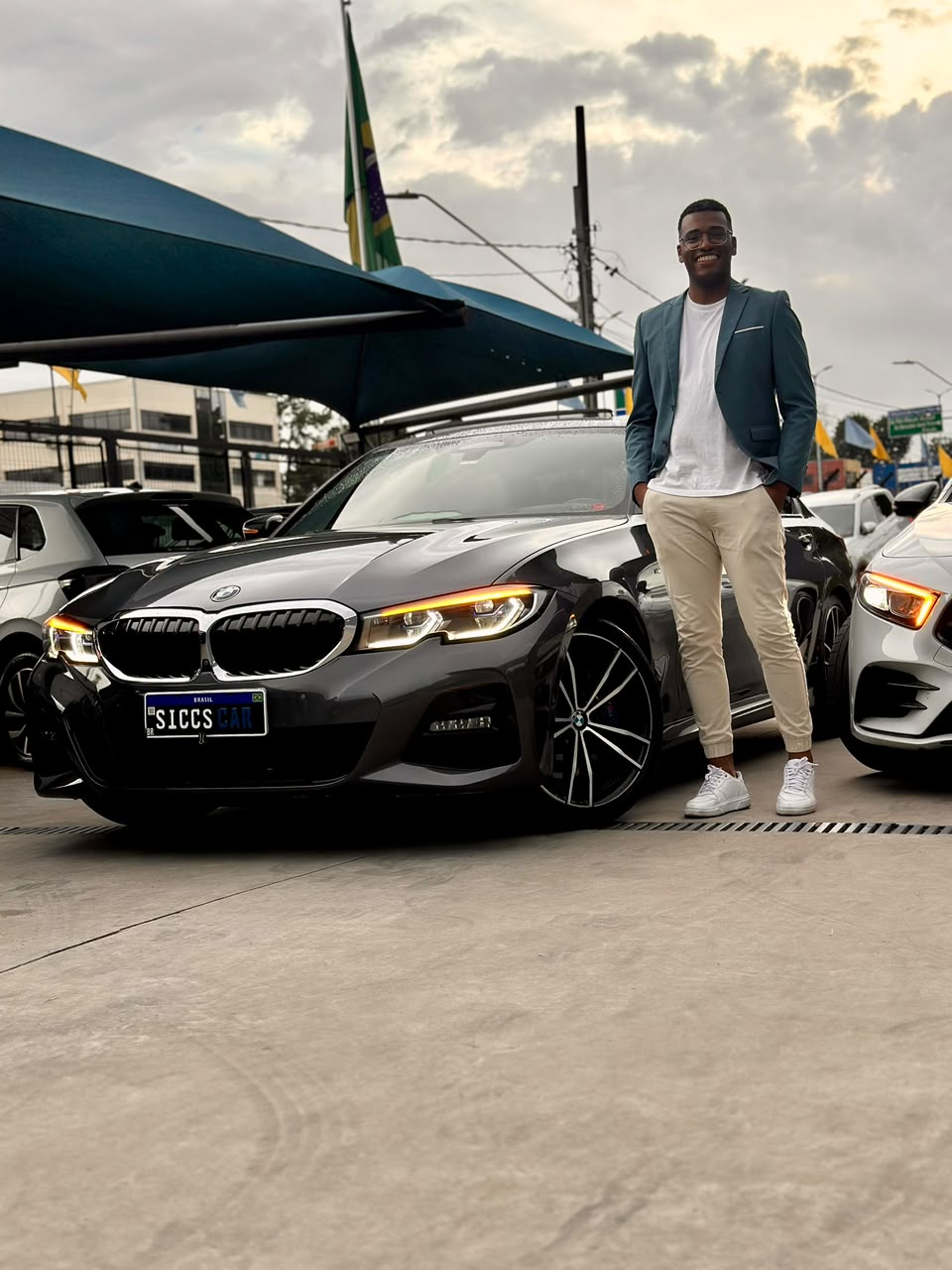 Consultor SICCS CAR ao lado da BMW