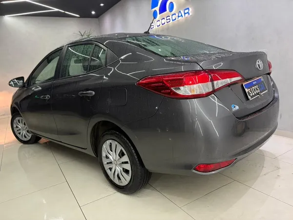 Toyota Yaris traseira